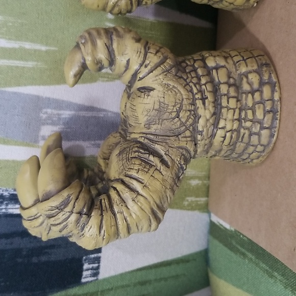 Resin Claws Sculpture + Hangers EUC - Picture 9 of 10